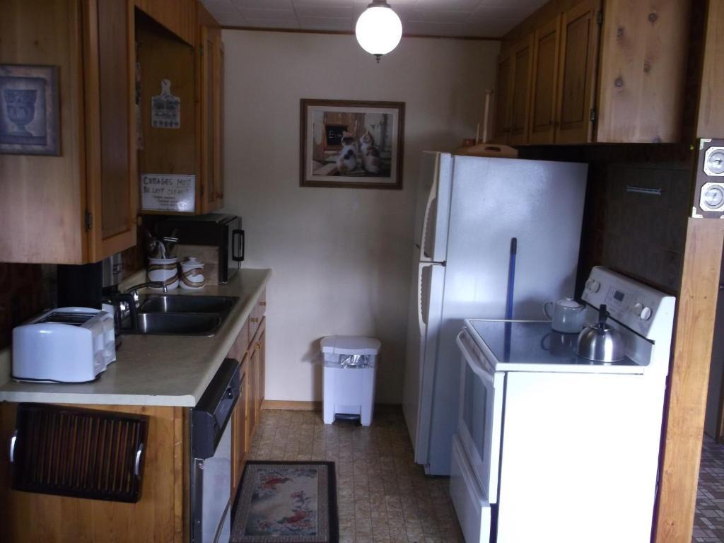 Chalkley'S Sandy Bay Cottage Resort Nipissing Beach Room photo